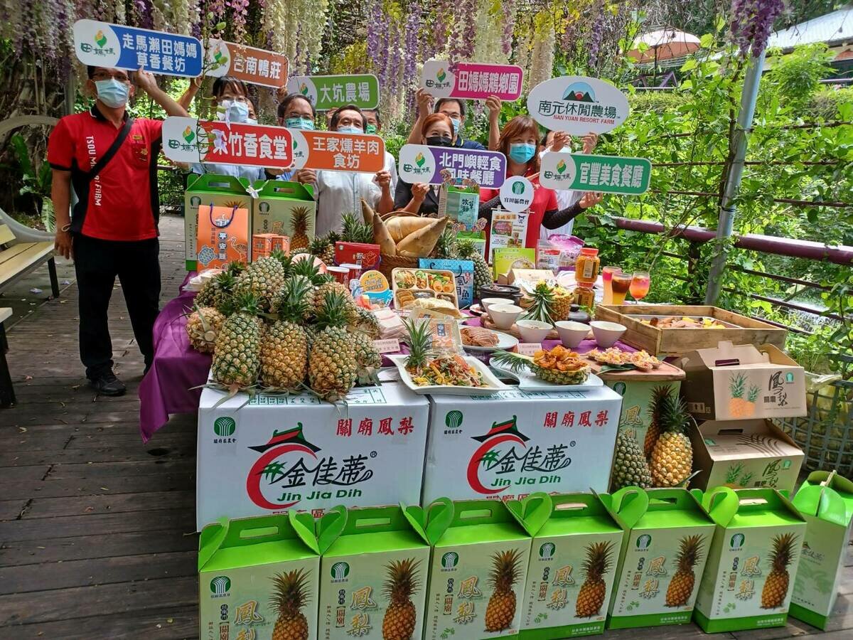 端午節連假到臺南休閒農場及田媽媽餐廳用餐享折扣 黃偉哲大方請吃鳳梨