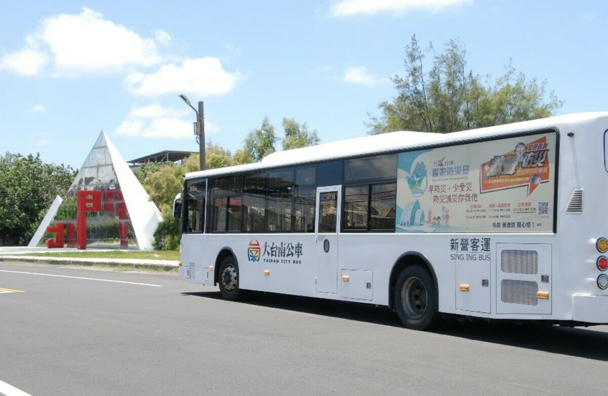 南市防災彩繪公車，結合蓮鄉、溫泉、水晶教堂觀光路線趴趴go