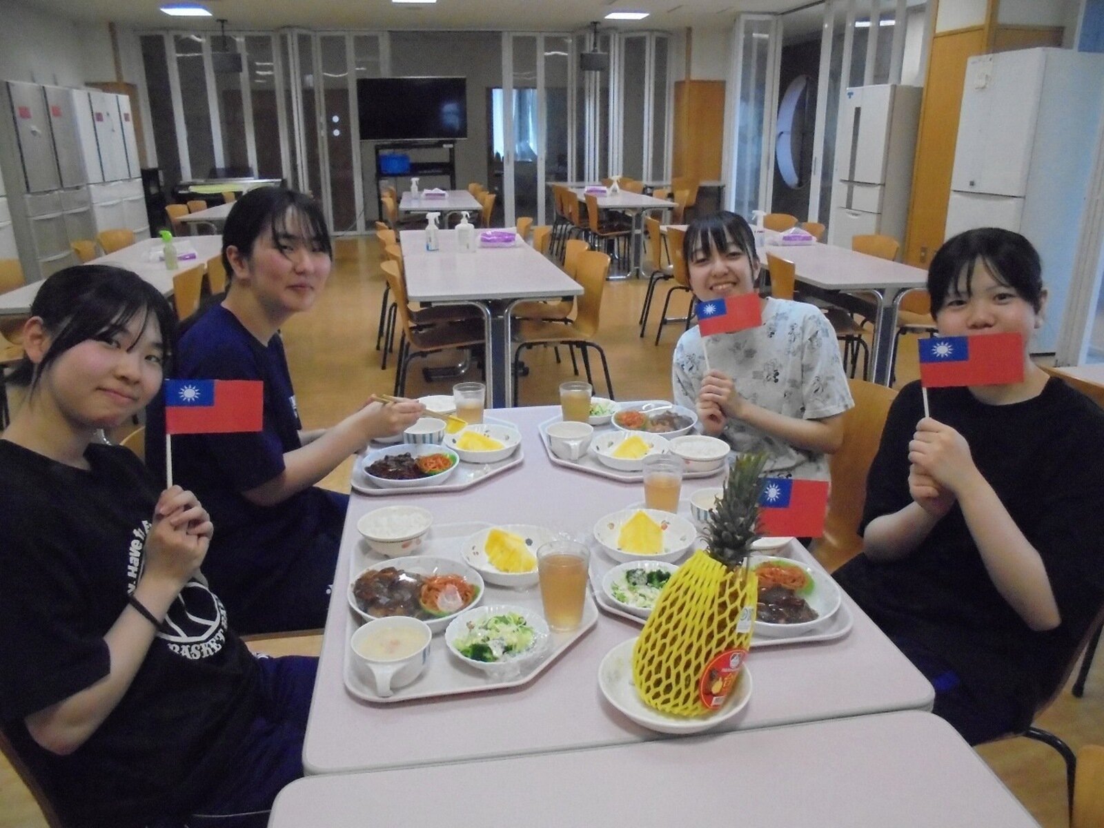 台南鳳梨前進北海道　美唄市當地高中生狂給讚